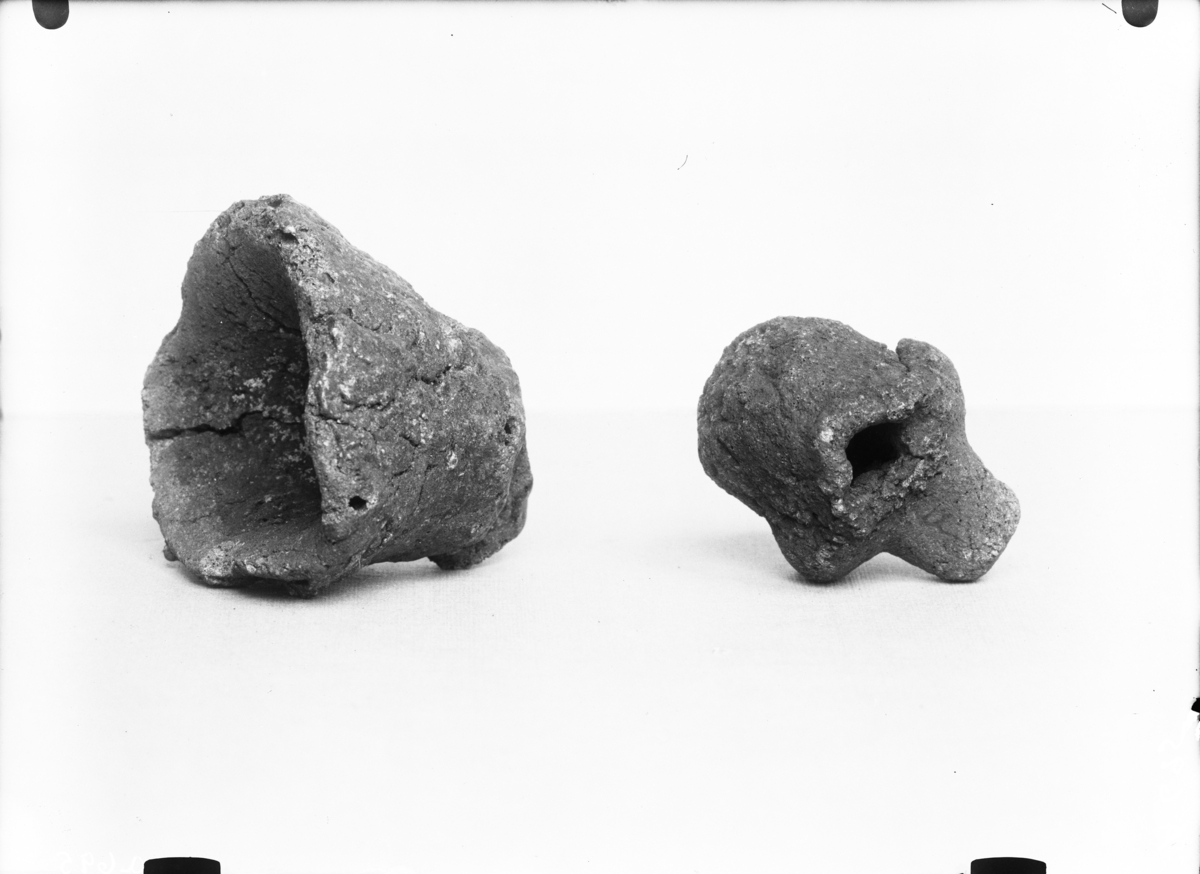 "5181 b. Smeltedigel av glasert ler, men av en annen type; b er større og har klokkeform, likesom den er åpen og uten håndtak. Den er mere i overensstemmelse med de smeltedigler som nu brukes av gullsmedene. Lengde 4,4 cm., største tverrmål 5,5 cm. (avb. Gamle gårdsanlegg 1933, pl. 13, fig. 10)."
Åpen smeltedigel av leire, i samsvar med beskrivelsen. Utsiden sammensintret til glassaktig overflate, som er krakelert.