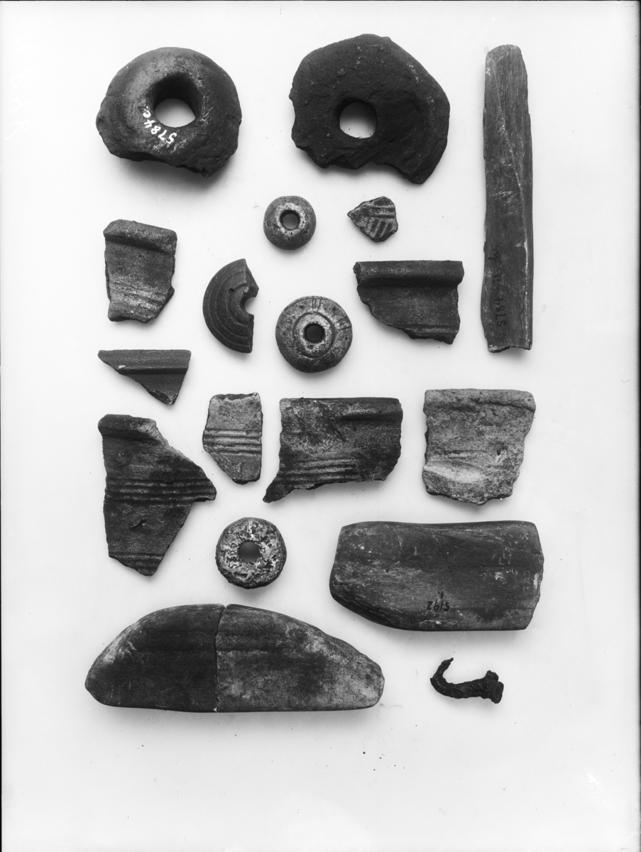 "5785 c. Spiker av jern, opbøiet til en krok i den spisse ende 3,3 cm lang (pl. XL, fig. 7)."
Spikeren er nå fragmentert i tre deler. Ellers i samsvar med beskrivelsen.