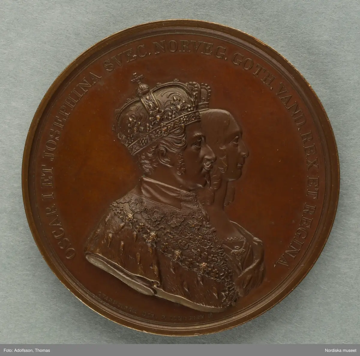 Huvudliggaren:
"Minnespenning. I brons. Konung Oscar Is och drottning Josefinas kröning i Stockholm den 28 september 1844. Jmfr. Hildebrand, B.E. 'Sveriges och svenska konungahusets minnespenningar, praktmynt och belöningsmedaljer, del 2, sid. 404, nr 10. G. af stud. Rolf Arpi i Uppsala 11/12 1876."

Med etui.
/Ingrid Frankow 2007-05-07