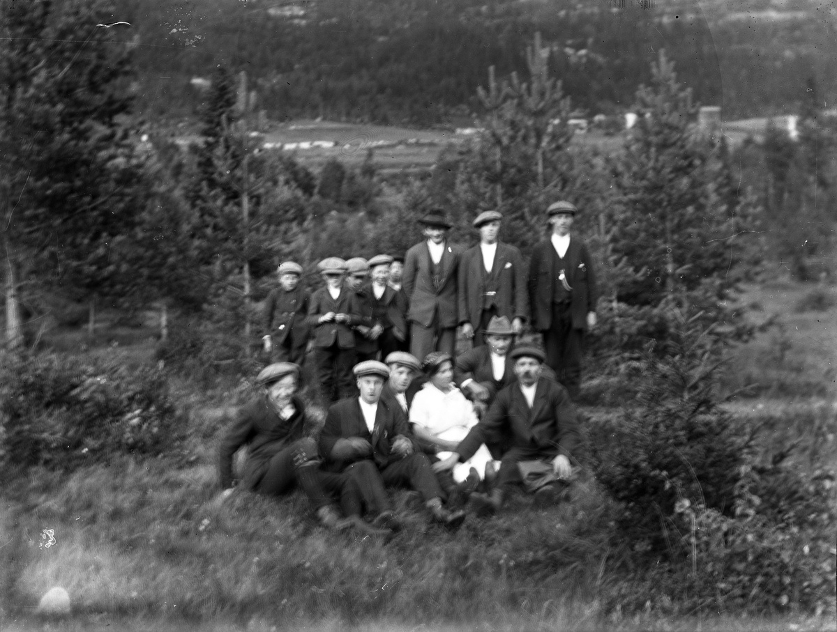 Gruppeportrett av folk i Fyresdal.

Fotosamlingen etter Olav Tarjeison Midtgarden Metveit (1889-1974), Fyresdal. Senere (1936) kalte han seg Olav Geitestad.