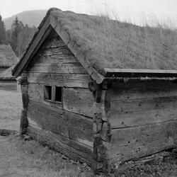 Laftet bu, står på Sunnfjord Museum, Førde, Sogn og Fjordane