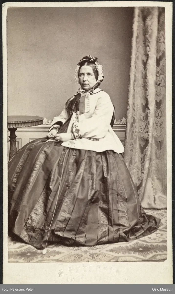 portrett, kvinne, sittende helfigur