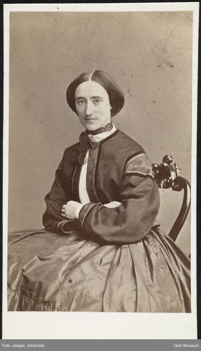 portrett, kvinne, sittende knefigur