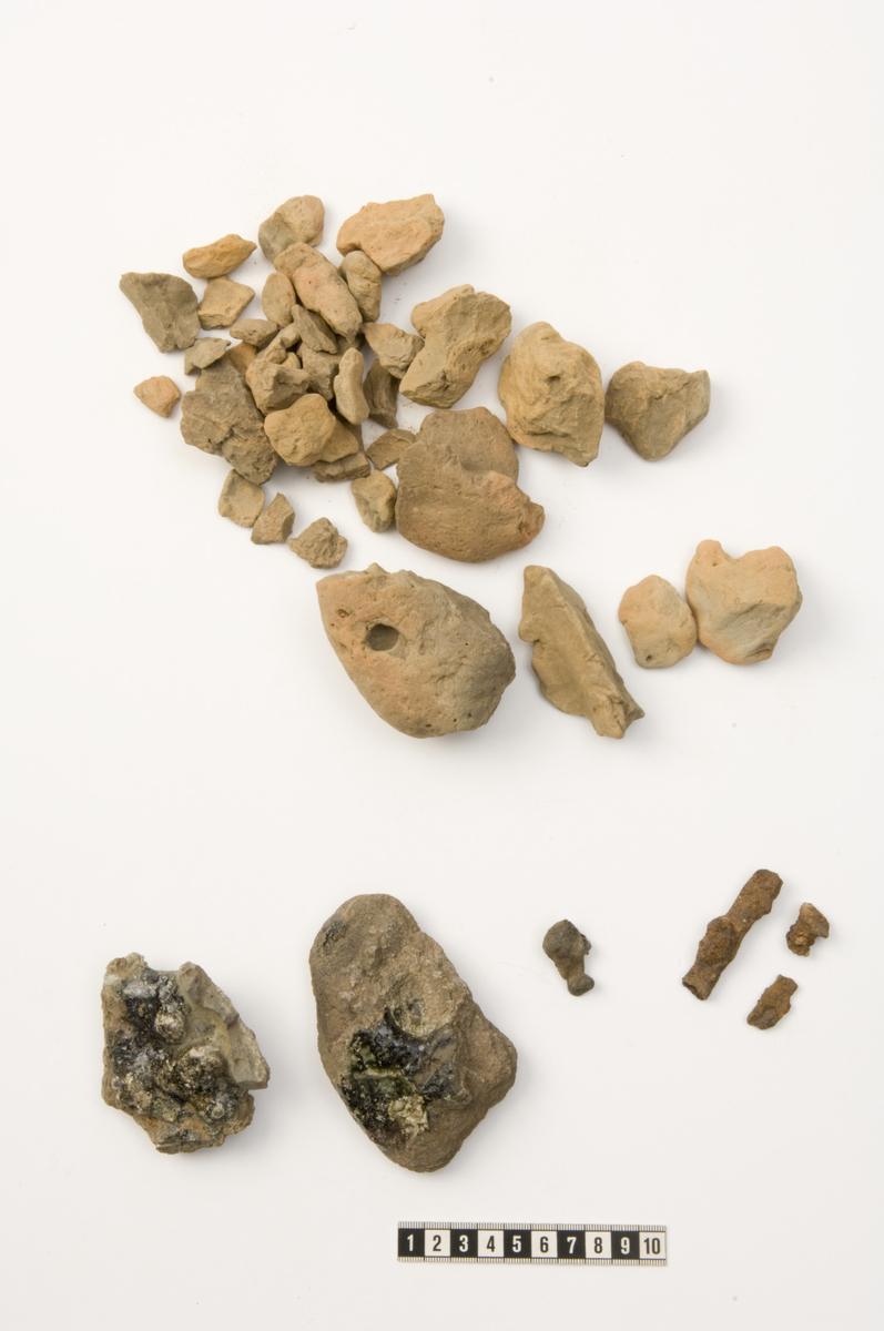 Til sammen 902 gram brent leire. Om lag 503 gram av bitene er funnet i tilknytning til en smieplass.  