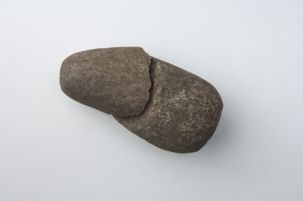 rund flate, ca 2 cm i diam. med knusespor. Ellers godt rundet stein. Passer som hånd i hanske med knusestein i rute 60078.