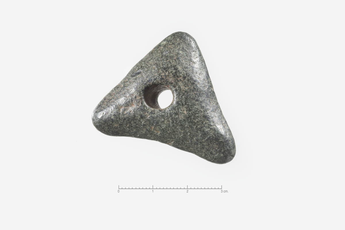 Miniatyrkølle av kleber, trekantet form med tre svakt markerte armer. Lengde mellom hjørnene: 4,3 mm, 4,1 mm og 3,9 mm. Bikonisk skafthull. 