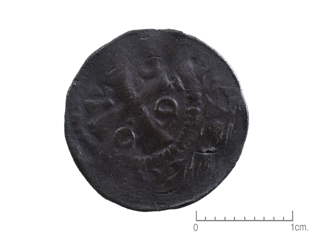 Mynt, tysk, Otto II, 990-1035  Motiv, advers: Lite kors med ODDO i korsvinklene. Perlering. Motiv, revers: Stilisert kirke, med punkt inni. Perlering. Innskrift, advers: AT [..] ODDO Innskrift, revers: [ATEA]HLH[T].