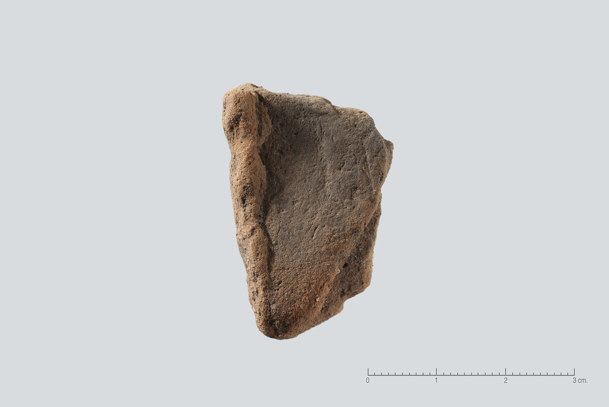 Syttifire sannsynlige fragmenter av støpeformer i brent leire. Størrelsen på fragmentene varierer fra 5,8cm til 1,2cm. Samtlige har en rett sidekant som indikerer at fragmentene er rester etter ytterkanten til støpeformer. Seks av fragmentene (Fnr. 1, 2, 18, 261, 264) kan være fra runde/ovale former. Et av fragmentene (Fnr. 36) er kjemisk analysert og det ble funnet spor av kobber, sink og bly. 