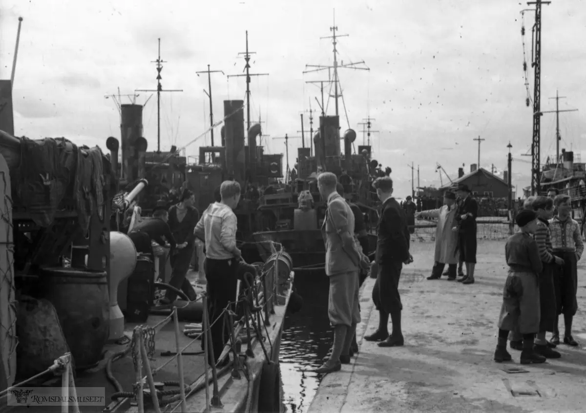 "1945" .16.05.1945 kom det tre M.T.B. (motortorpedobåt) inn til Molde havn. Dei hadde vert på vitjing i Florø og Ålesund før dei så ankom Molde. Dette var ei hyllestferd etter frigjeringa 8.mai. .Dette bilde er trolig fra dette besøket.