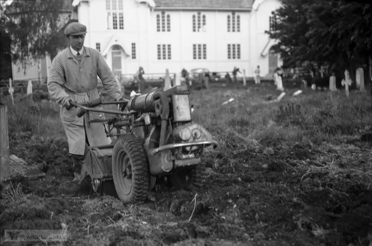 "Dugnad på Røbekk kirkegard i juni 1954".