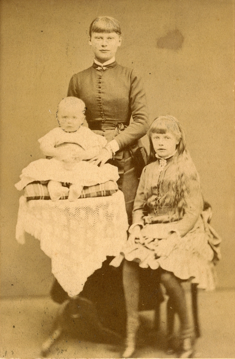 Porträtt av Bib Adelsköld (till höger) tillsammans med en kvinna, troligen hennes syster Annie Wallenberg (f. Adelsköld), och en bebis.