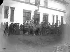 Heby järnvägsstation vid invigningen av Enköping-Heby-Runhällen järnväg, 17 november 1906. Kronprins Gustaf - blivande kung Gustaf V borterst i vagnen.