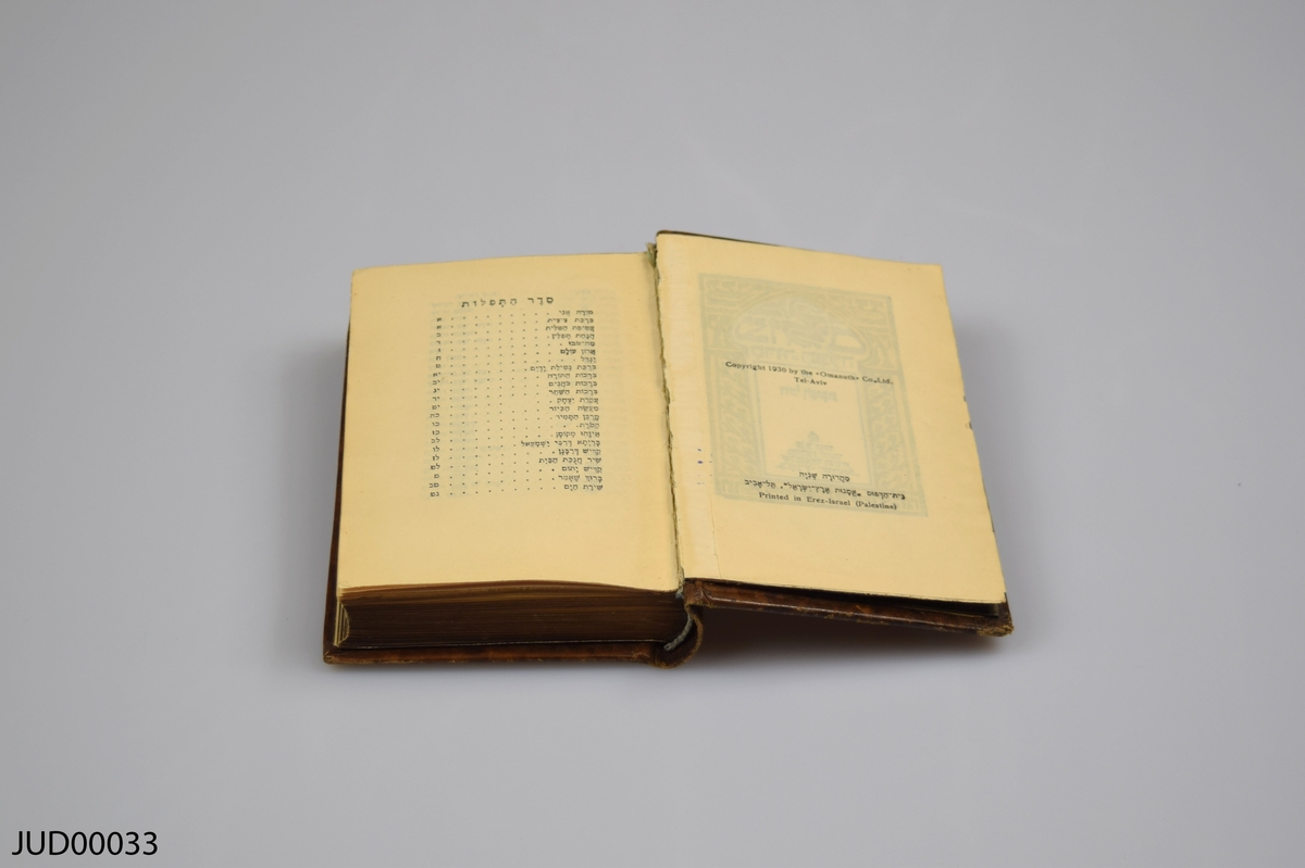 Bönbok kallad siddur, med en pärm av läder. Dekorerad med inlägg av kopparplåt, med en inristad bild av David's tower samt hebreisk text. Inne i boken ligger en text till mezuza.