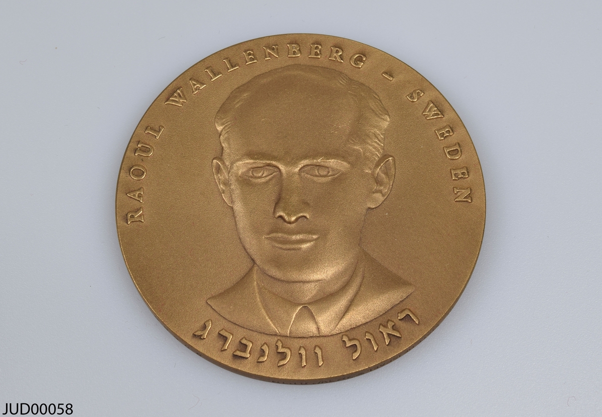 Två stycken bronsmedaljer liggandes i varsin plastask med tillhörande certifikat. Dekorerade med ett porträtt av Raoul Wallenberg samt dennes signatur. Även dekorerade med texten "Raoul Wallenberg - Sweden. Visas for Life. Budapest 1944-1945" samt med hebreisk text (Raoul Wallenberg på hebreiska).
