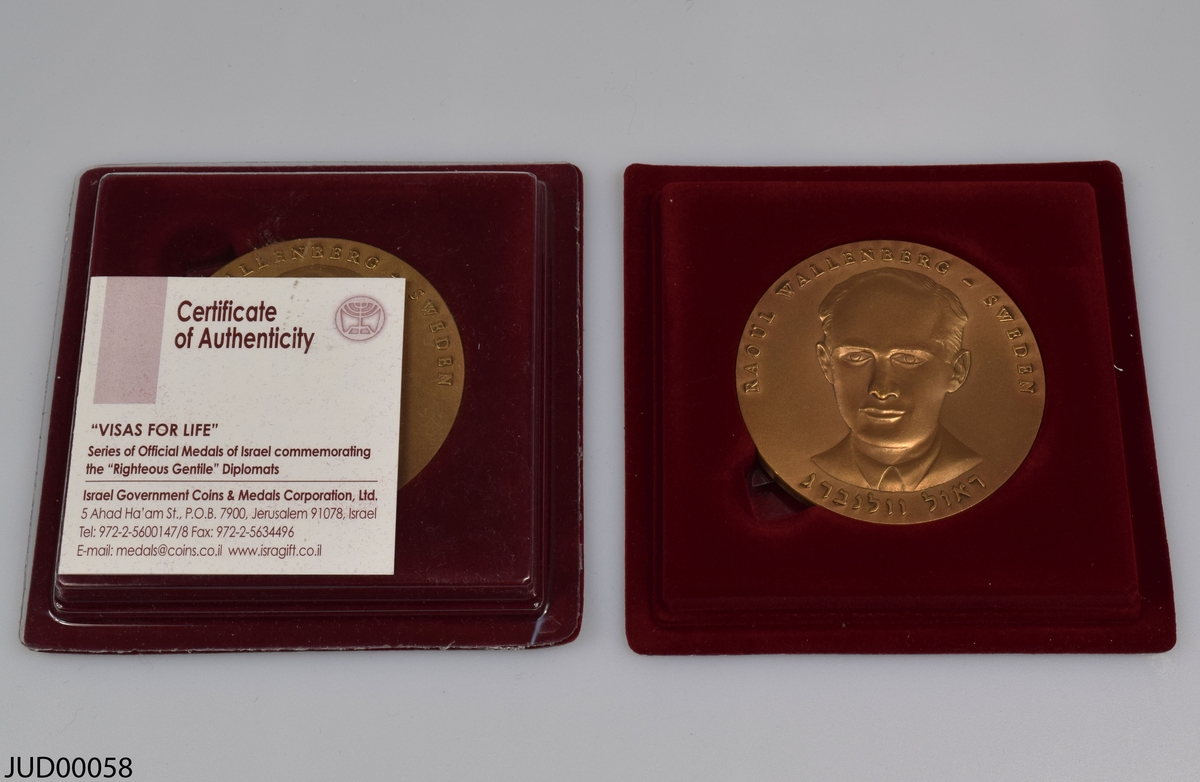 Två stycken bronsmedaljer liggandes i varsin plastask med tillhörande certifikat. Dekorerade med ett porträtt av Raoul Wallenberg samt dennes signatur. Även dekorerade med texten "Raoul Wallenberg - Sweden. Visas for Life. Budapest 1944-1945" samt med hebreisk text (Raoul Wallenberg på hebreiska).