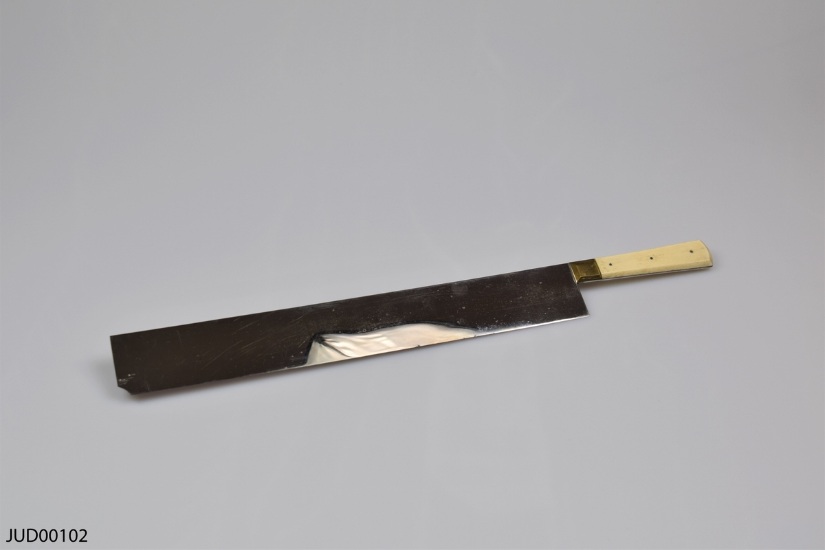 Rektangulär smal trälåda innehållandes två knivar. Knivarna har vita handtag och rektangulära blad.