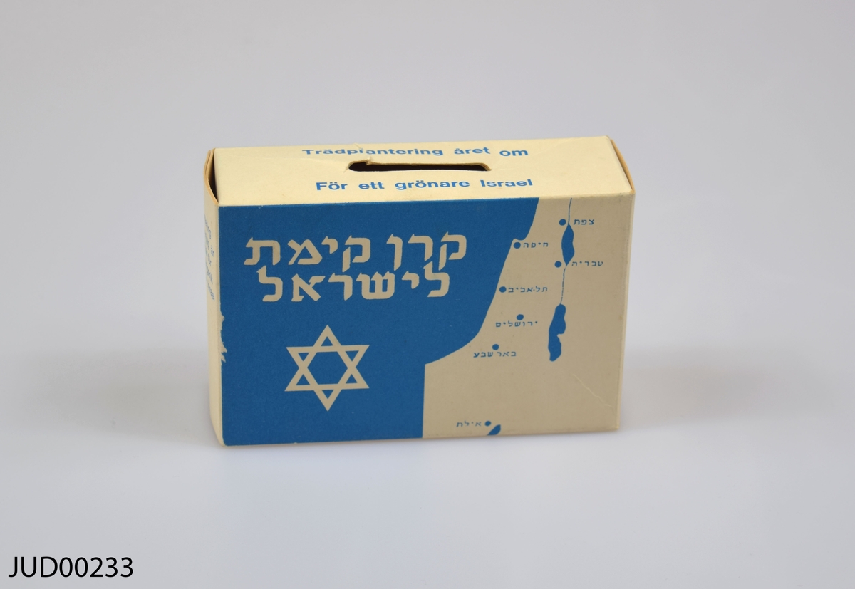 Insamlingsbössa, tillverkad av papper. Dekorerad med Israels flagga samt en karta över landet. Följande text står på bössan:

"Trädplantering året om. För ett grönare Israel"

"Keren Kajemet - Judiska Nationalfronden i Sverige. Nybrogatan 19, 114 39 Stockholm. Telefon 08-618686, postgiro 150376-2"

"Skogsplatering och dränering är ett livsvillkor för en framgångsrik utveckling av Israel"

"Keren Kajemet har till uppgift att i Israel förbättra marken och göra den lämplig för kolonisation samt att täcka bergskullar och ökentrakter med träd"