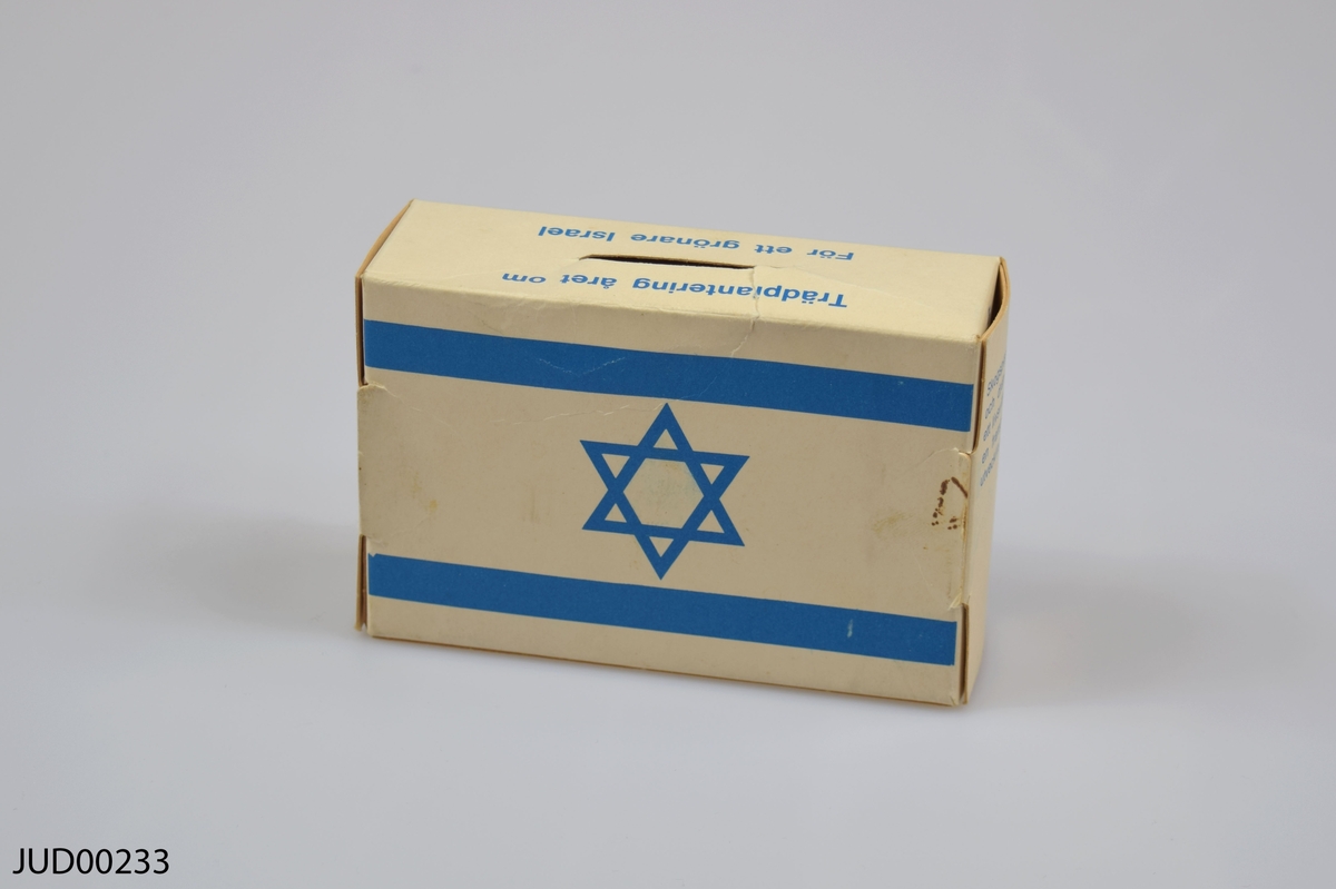 Insamlingsbössa, tillverkad av papper. Dekorerad med Israels flagga samt en karta över landet. Följande text står på bössan:

"Trädplantering året om. För ett grönare Israel"

"Keren Kajemet - Judiska Nationalfronden i Sverige. Nybrogatan 19, 114 39 Stockholm. Telefon 08-618686, postgiro 150376-2"

"Skogsplatering och dränering är ett livsvillkor för en framgångsrik utveckling av Israel"

"Keren Kajemet har till uppgift att i Israel förbättra marken och göra den lämplig för kolonisation samt att täcka bergskullar och ökentrakter med träd"