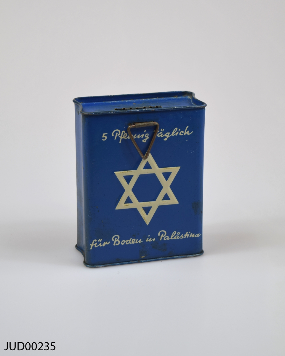 Insamlingsbössa, tillverkad av plåt och sedan målad med mörkblå färg. Dekorerad med vit davidsstjärna samt vit hebreisk text.