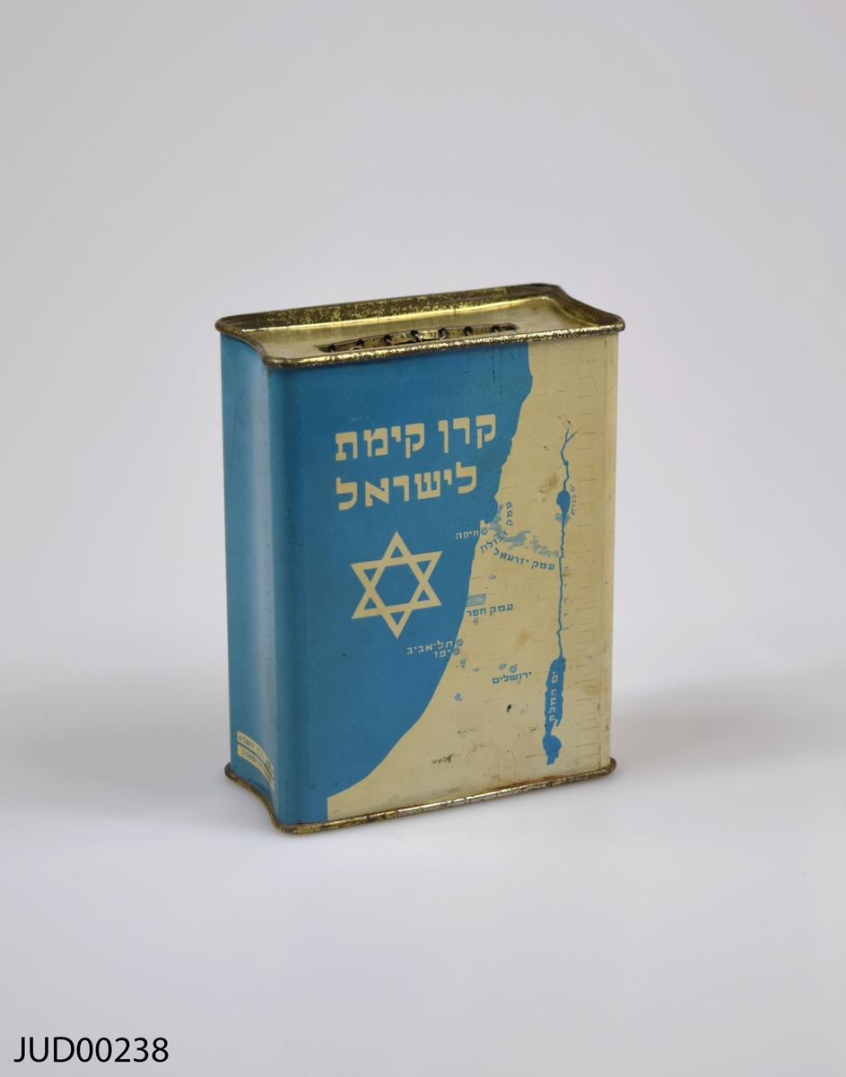 Insamlingsbössa, tillverkad av plåt. Dekorerad med hebreiska bokstäver, en davidsstjärna, och texten "Keren kayemet le'jisrael" på hebreiska.