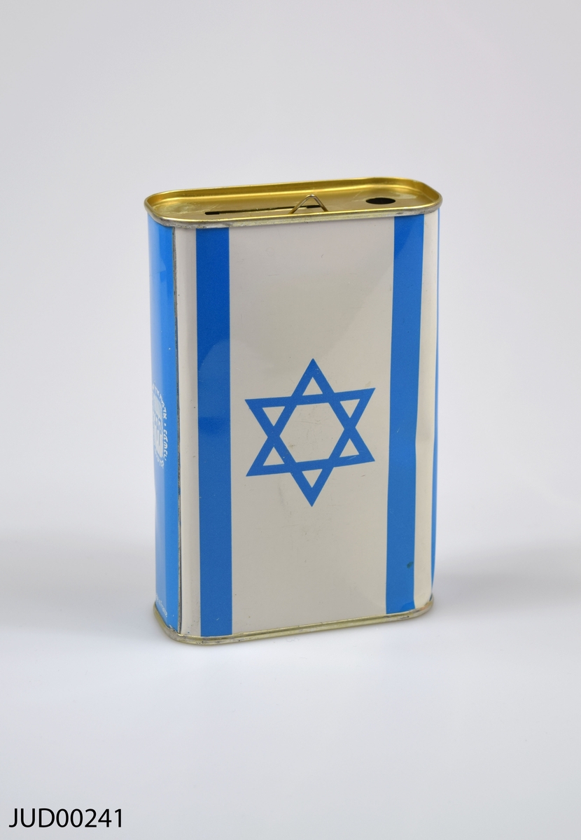 Insamlingsbössa, tillverkad av plåt och målad vit och blå. Dekorerad med en karta över Israel samt Israels flagga. Även dekorerad med hebreiska bokstäver, samt texten "Keren Kayemeth Leisrael"