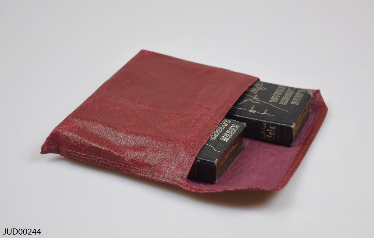 Två stycken insamlingsbössor utformade som böcker, tillverkade av mässing. Silvrig dekor i form av Davidsstjärna, karta över Israel samt hebreisk text. Även dekorerad med följande text:
Keren Kayemeth Leisrael
JNF Jerusalem