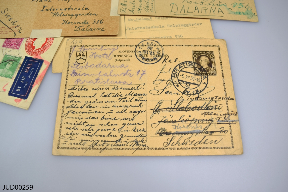 Brev skickade till Korsnäsgården/Helsingegården, från olika länder. Bla stämplade med hakkors, klistermärke "open by censor"