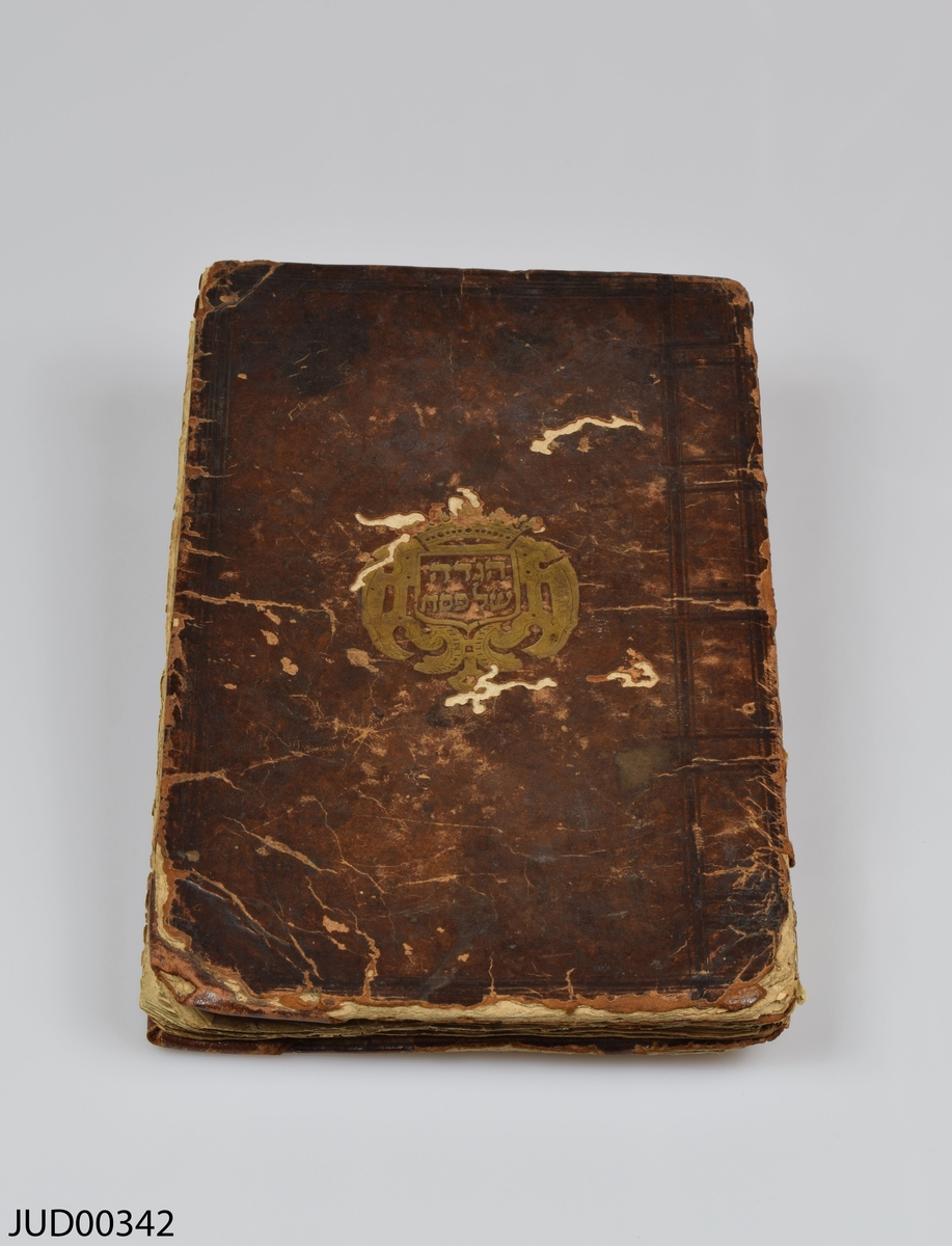 Haggada tryckt på papper. Skriven på hebreiska, med illustrationer i svartvitt. Mycket fläckar av gamla matrester.