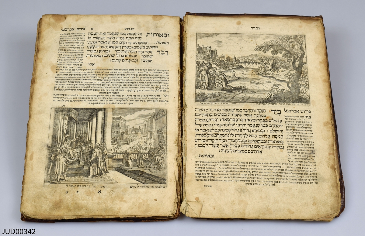 Haggada tryckt på papper. Skriven på hebreiska, med illustrationer i svartvitt. Mycket fläckar av gamla matrester.