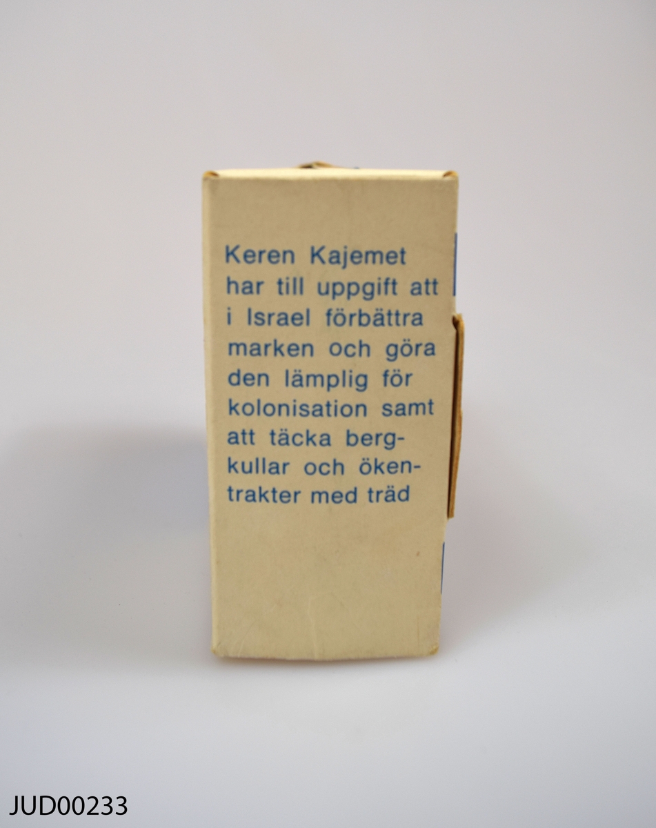 Insamlingsbössa, tillverkad av papper. Dekorerad med Israels flagga samt en karta över landet. Följande text står på bössan:

"Trädplantering året om. För ett grönare Israel"

"Keren Kajemet - Judiska Nationalfronden i Sverige. Nybrogatan 19, 114 39 Stockholm. Telefon 08-618686, postgiro 150376-2"

"Skogsplatering och dränering är ett livsvillkor för en framgångsrik utveckling av Israel"

"Keren Kajemet har till uppgift att i Israel förbättra marken och göra den lämplig för kolonisation samt att täcka bergskullar och ökentrakter med träd"