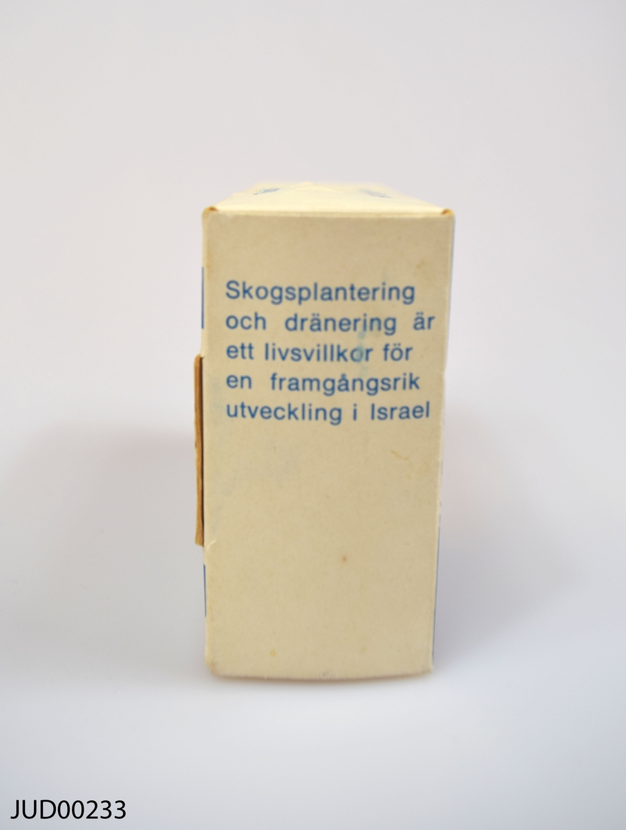 Insamlingsbössa, tillverkad av papper. Dekorerad med Israels flagga samt en karta över landet. Följande text står på bössan:

"Trädplantering året om. För ett grönare Israel"

"Keren Kajemet - Judiska Nationalfronden i Sverige. Nybrogatan 19, 114 39 Stockholm. Telefon 08-618686, postgiro 150376-2"

"Skogsplatering och dränering är ett livsvillkor för en framgångsrik utveckling av Israel"

"Keren Kajemet har till uppgift att i Israel förbättra marken och göra den lämplig för kolonisation samt att täcka bergskullar och ökentrakter med träd"