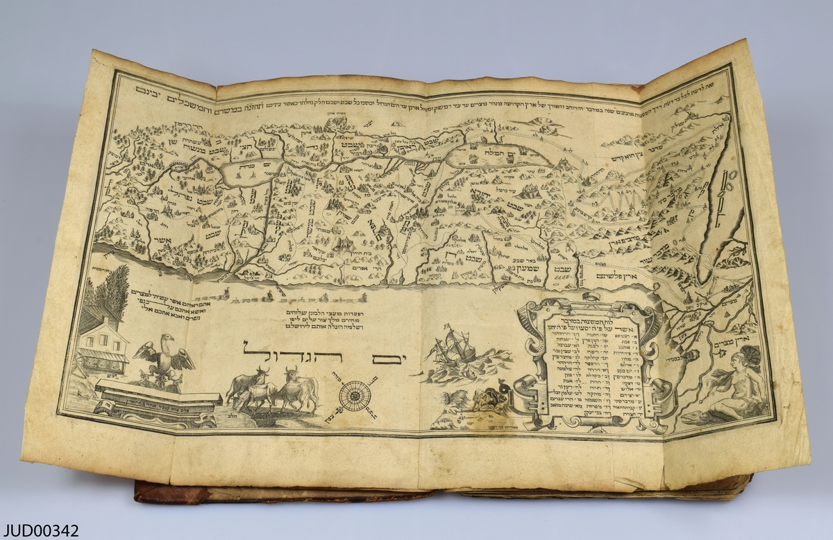 Haggada tryckt på papper. Skriven på hebreiska, med illustrationer i svartvitt. Mycket fläckar av gamla matrester.