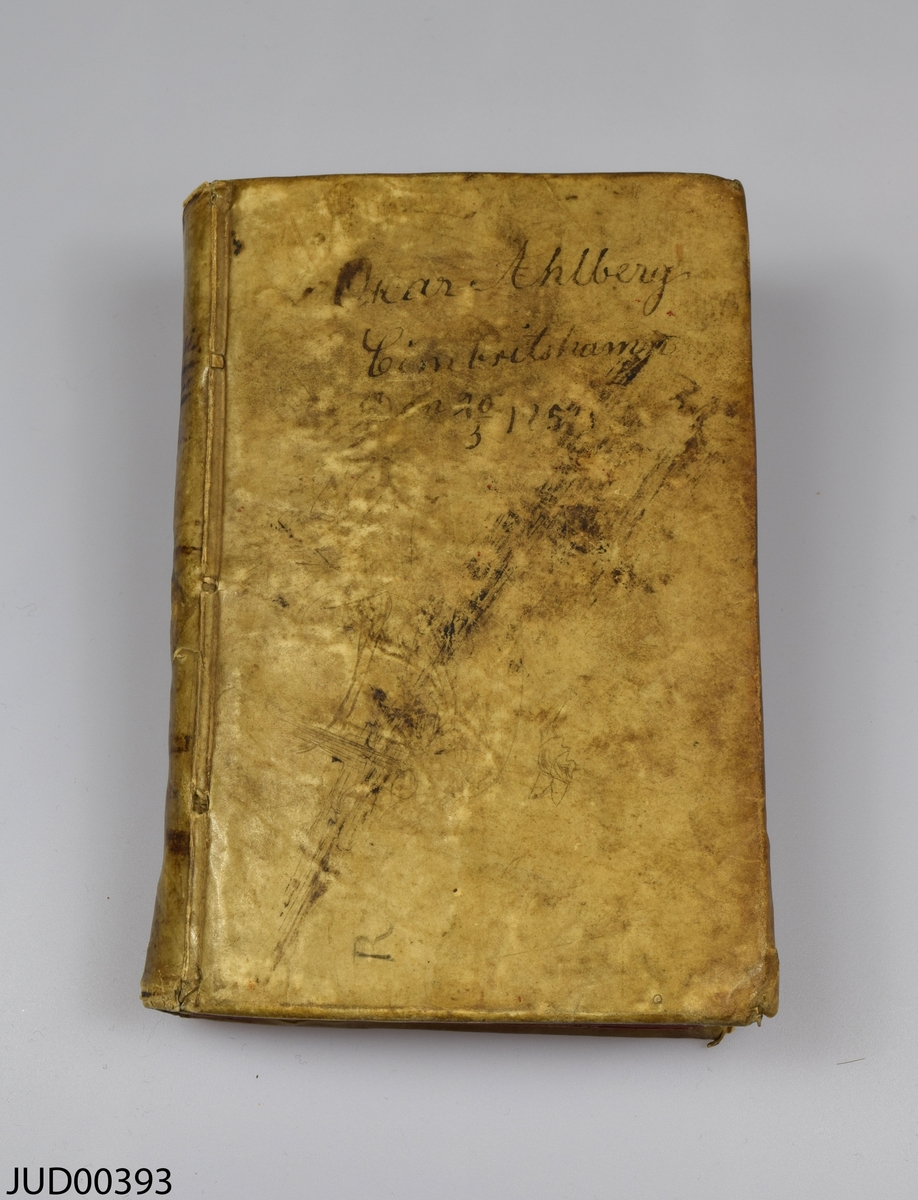 Boken ”Genesis et Exodus”, troligtvis från 1655. Boken är tryckt på papper och inbunden i ljust skinn. Skriven på latin och hebreiska. På försättsbladen är namnen från tidigare ägare skrivna i olika typer av bläck, samt diverse årtal.  En anteckning på framsidan läses som "…ar, Ahlberg. … 1757".