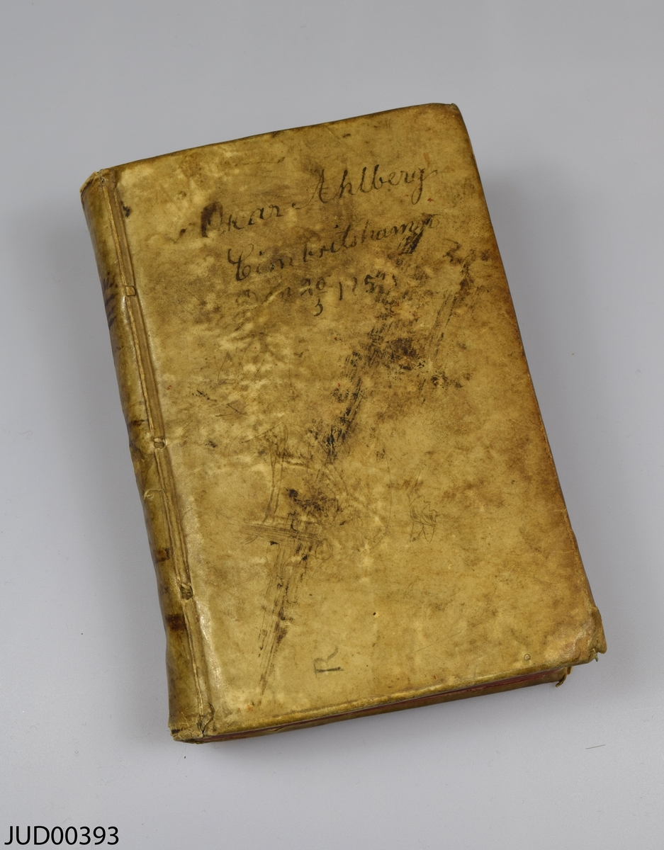 Boken ”Genesis et Exodus”, troligtvis från 1655. Boken är tryckt på papper och inbunden i ljust skinn. Skriven på latin och hebreiska. På försättsbladen är namnen från tidigare ägare skrivna i olika typer av bläck, samt diverse årtal.  En anteckning på framsidan läses som "…ar, Ahlberg. … 1757".