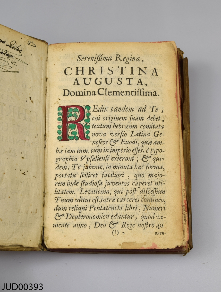 Boken ”Genesis et Exodus”, troligtvis från 1655. Boken är tryckt på papper och inbunden i ljust skinn. Skriven på latin och hebreiska. På försättsbladen är namnen från tidigare ägare skrivna i olika typer av bläck, samt diverse årtal.  En anteckning på framsidan läses som "…ar, Ahlberg. … 1757".