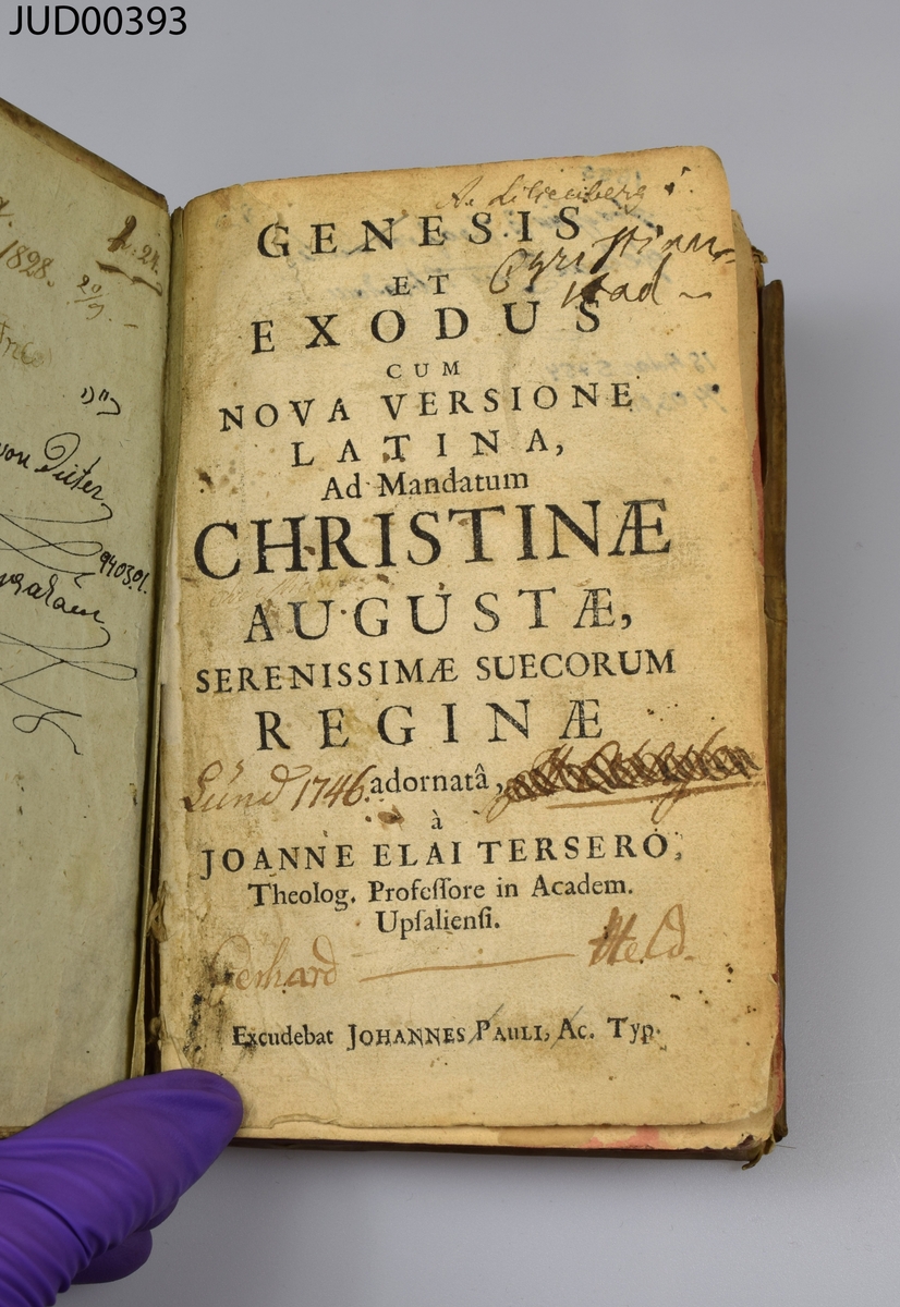 Boken ”Genesis et Exodus”, troligtvis från 1655. Boken är tryckt på papper och inbunden i ljust skinn. Skriven på latin och hebreiska. På försättsbladen är namnen från tidigare ägare skrivna i olika typer av bläck, samt diverse årtal.  En anteckning på framsidan läses som "…ar, Ahlberg. … 1757".