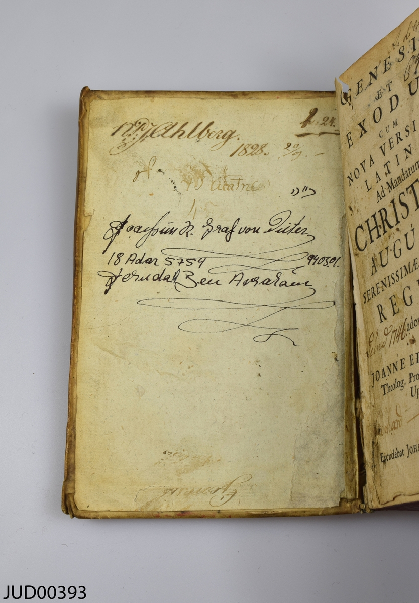 Boken ”Genesis et Exodus”, troligtvis från 1655. Boken är tryckt på papper och inbunden i ljust skinn. Skriven på latin och hebreiska. På försättsbladen är namnen från tidigare ägare skrivna i olika typer av bläck, samt diverse årtal.  En anteckning på framsidan läses som "…ar, Ahlberg. … 1757".