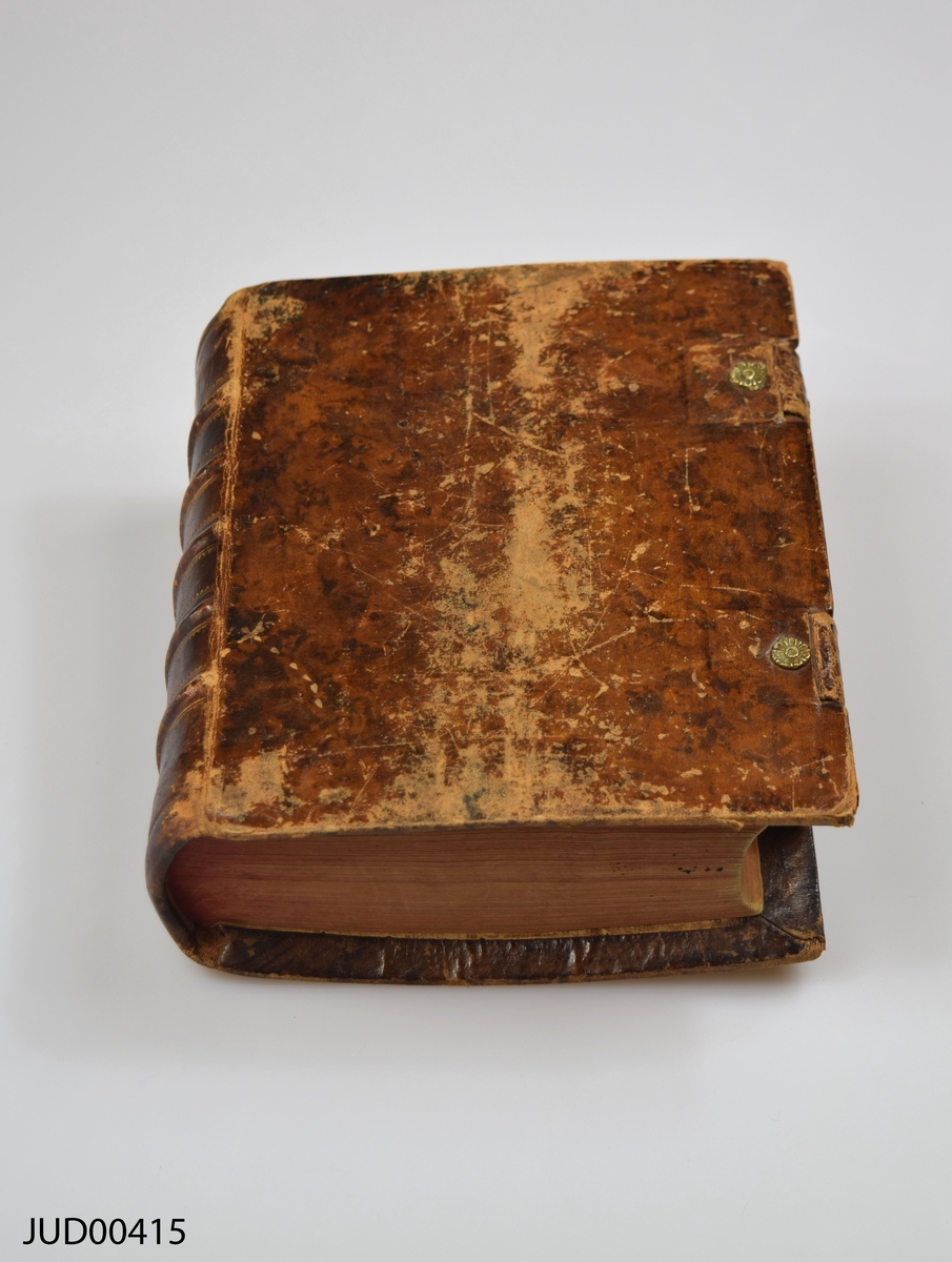 Stor chumash med kommentarer på hebreiska, som har tillhört Aaron Isaac. Läderband, med förgyllt stämpeltryck som säger "Aaron Isaac". Spännen tillverkade av läder, med beslag tillverkade av metall. Textilskodda kapitälband. Rödfärgade snitt.