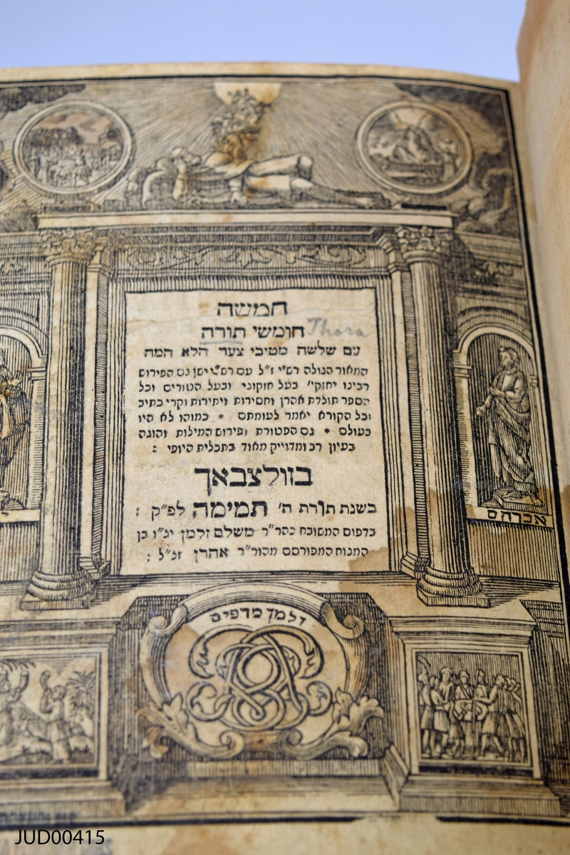 Stor chumash med kommentarer på hebreiska, som har tillhört Aaron Isaac. Läderband, med förgyllt stämpeltryck som säger "Aaron Isaac". Spännen tillverkade av läder, med beslag tillverkade av metall. Textilskodda kapitälband. Rödfärgade snitt.