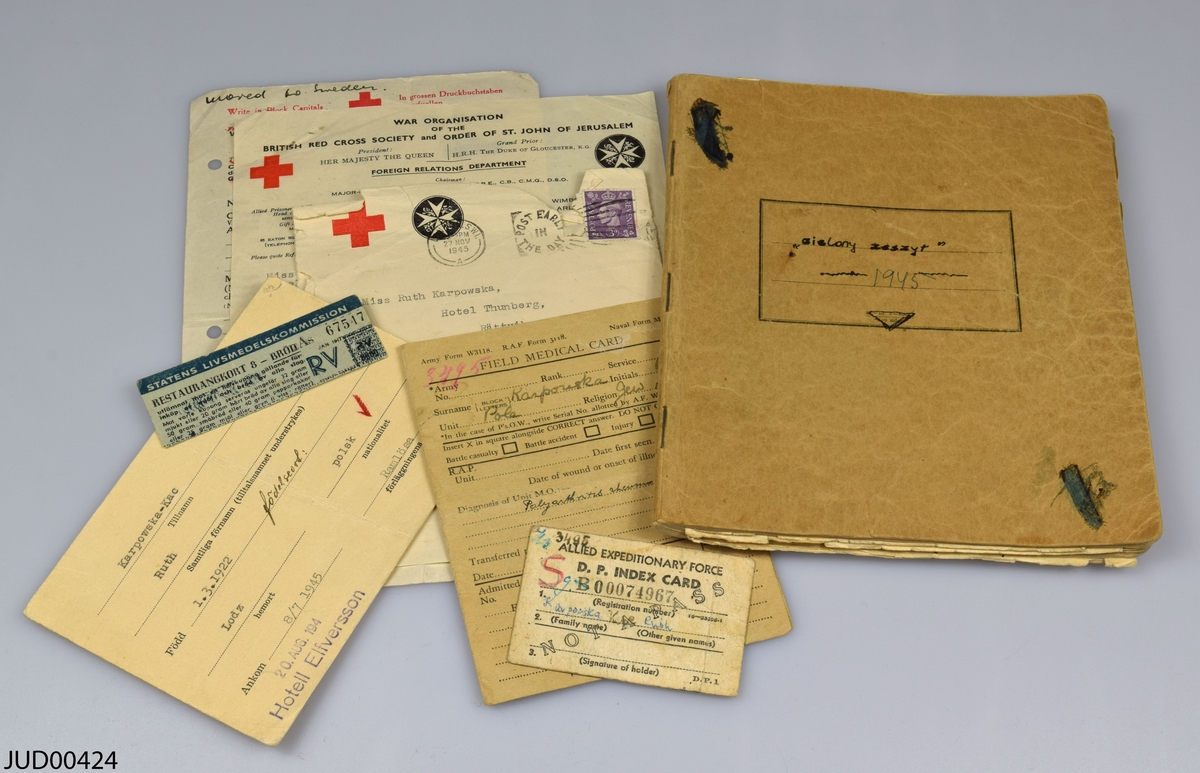 Sex olika dokument som har tillhört Ruth Karpowska.

1. Dagbok. Första anteckningarna från Lübeck. 
2. Field medical card. 
3. Allied expeditionary force D.E. Index card. 
4. Registreringskort 8/7 1945. 
5. Restaurangkort. 
6. Brev från Brittiska röda korset