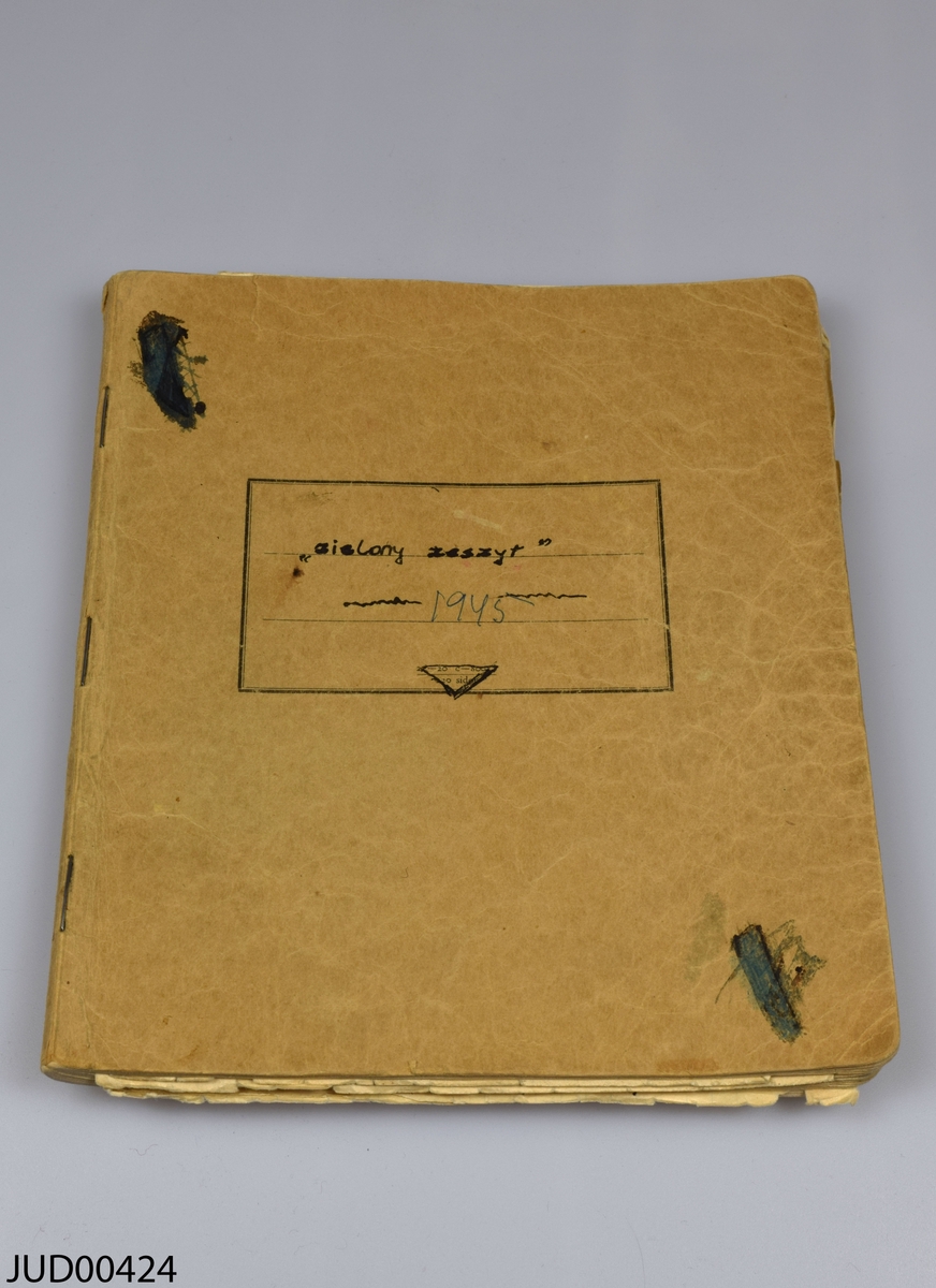 Sex olika dokument som har tillhört Ruth Karpowska.

1. Dagbok. Första anteckningarna från Lübeck. 
2. Field medical card. 
3. Allied expeditionary force D.E. Index card. 
4. Registreringskort 8/7 1945. 
5. Restaurangkort. 
6. Brev från Brittiska röda korset