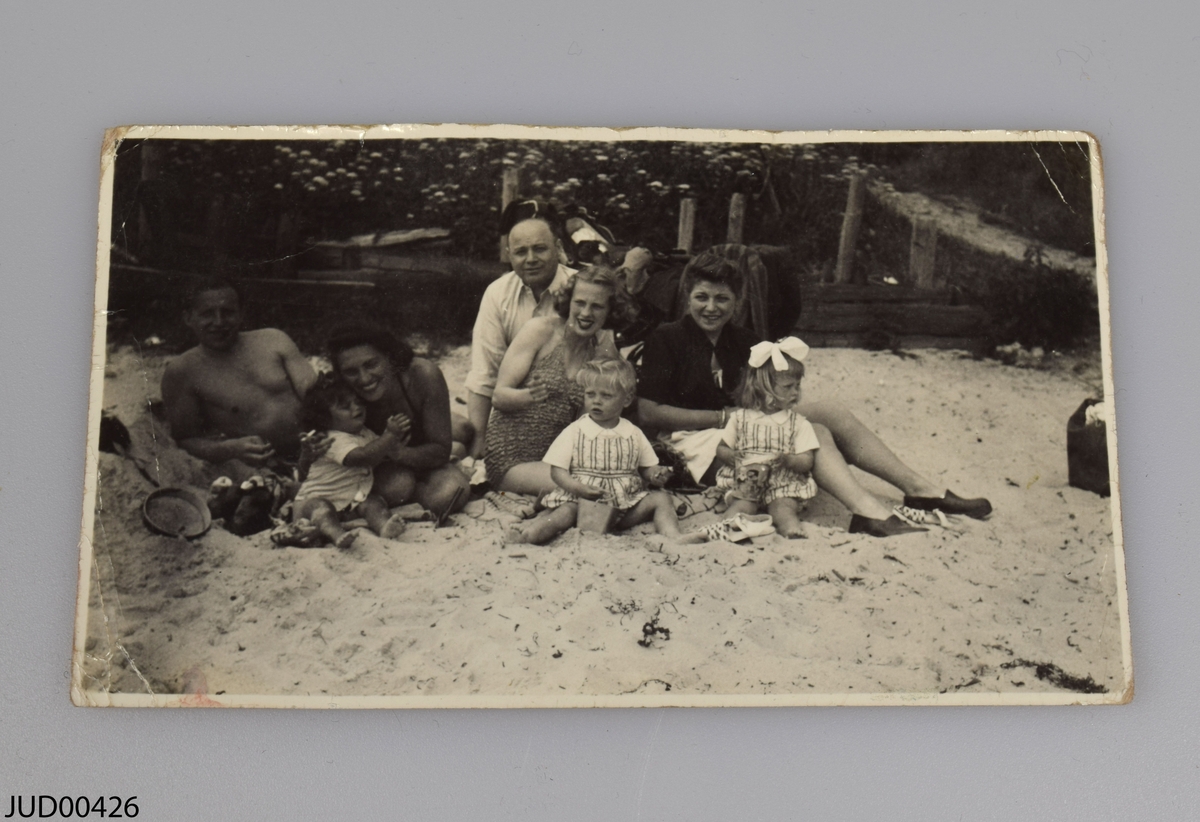 Samling av föremål som tillhört Paula Gringer. 

Ett fotografi föreställande givaren och/eller familjen vid Snekkersten

En silversked. 

Ett reisepass från Danmark.