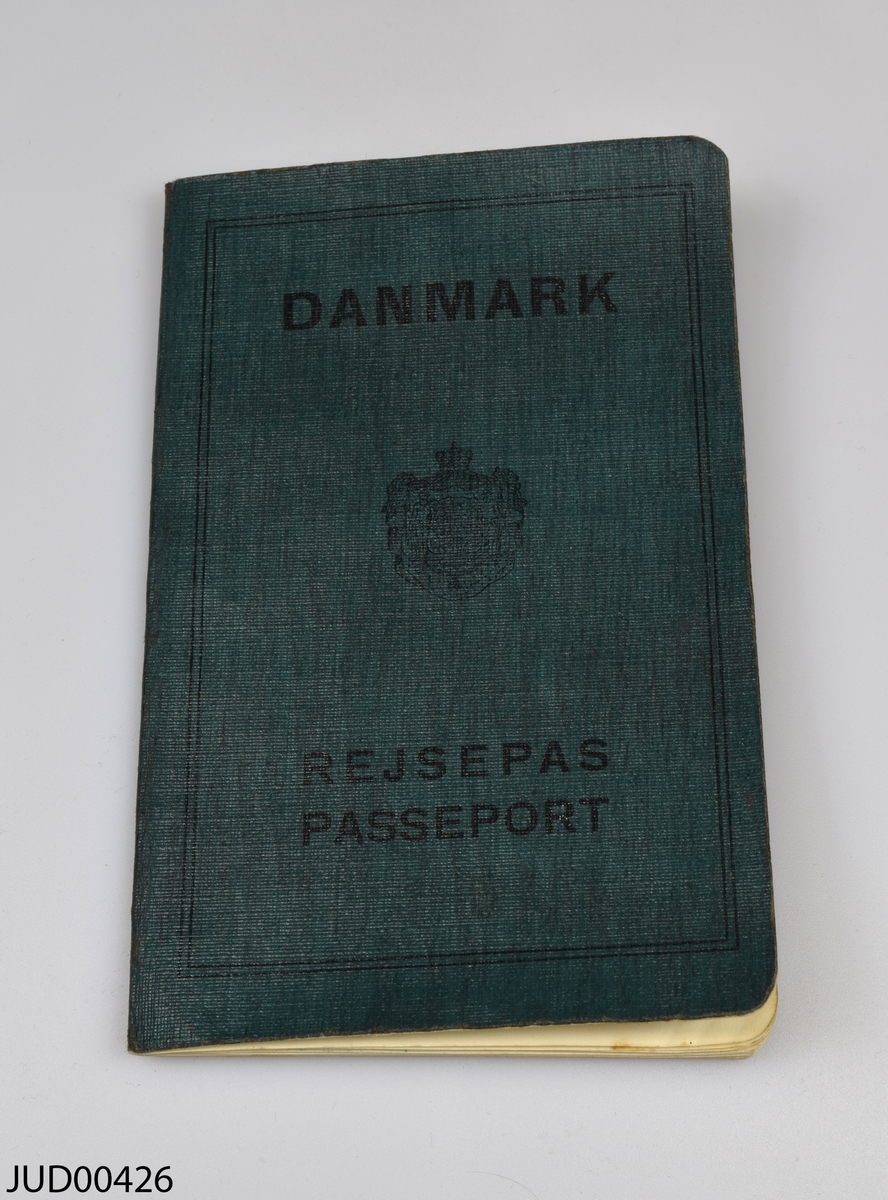 Samling av föremål som tillhört Paula Gringer. 

Ett fotografi föreställande givaren och/eller familjen vid Snekkersten

En silversked. 

Ett reisepass från Danmark.