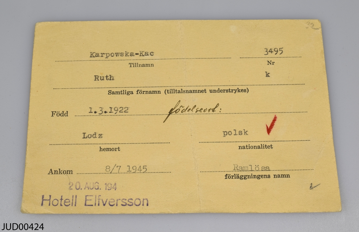 Sex olika dokument som har tillhört Ruth Karpowska.

1. Dagbok. Första anteckningarna från Lübeck. 
2. Field medical card. 
3. Allied expeditionary force D.E. Index card. 
4. Registreringskort 8/7 1945. 
5. Restaurangkort. 
6. Brev från Brittiska röda korset