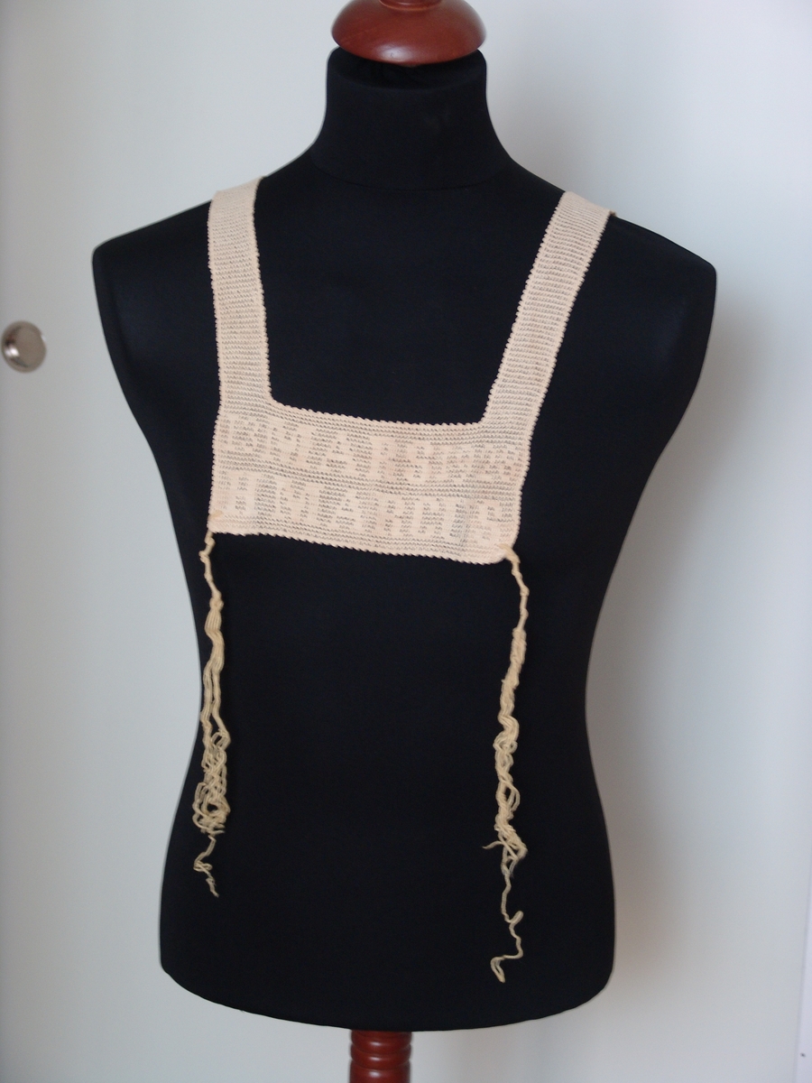 Virkad tallit katan med mönstertext: "13 mars 1928 H Marcus".