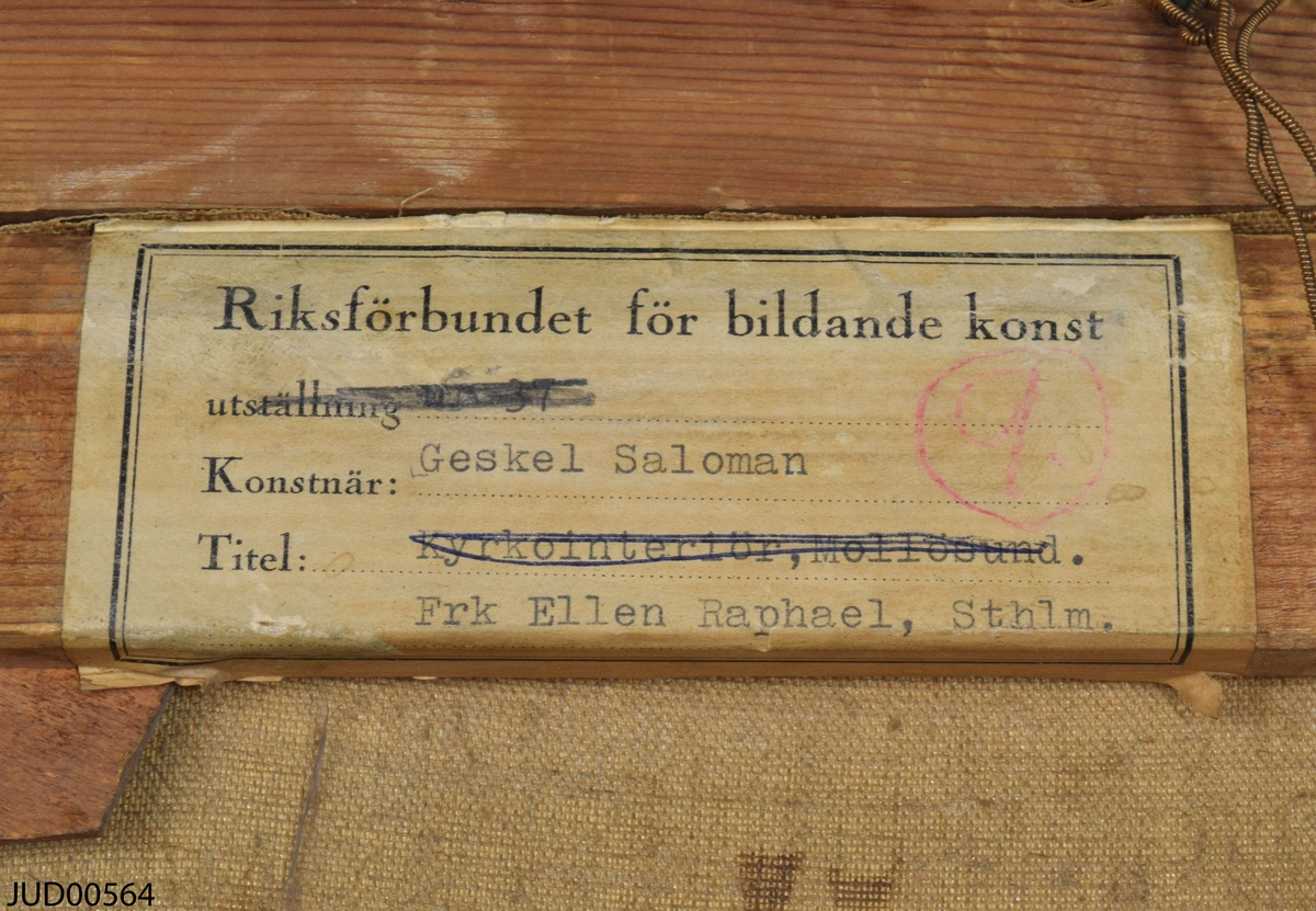 Oljemålning inramad i förgylld ram. Målningen föreställer två kvinnor med barn som tänder shabbatljus. Lappar på baksidan.