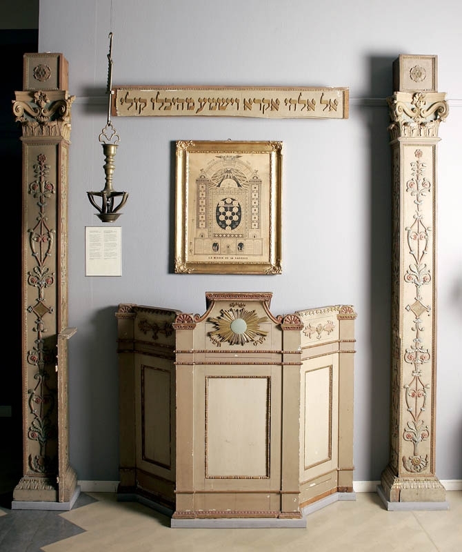 Svart illustration tryckt på papper, föreställande kabbala- och frimurarmotiv med text på franska och hebreiska. Omgärdat av förgylld ram.

Omtryckt litografi (sannolikt från ca 1858-1861) efter 1834 års original av David Rosenberg.