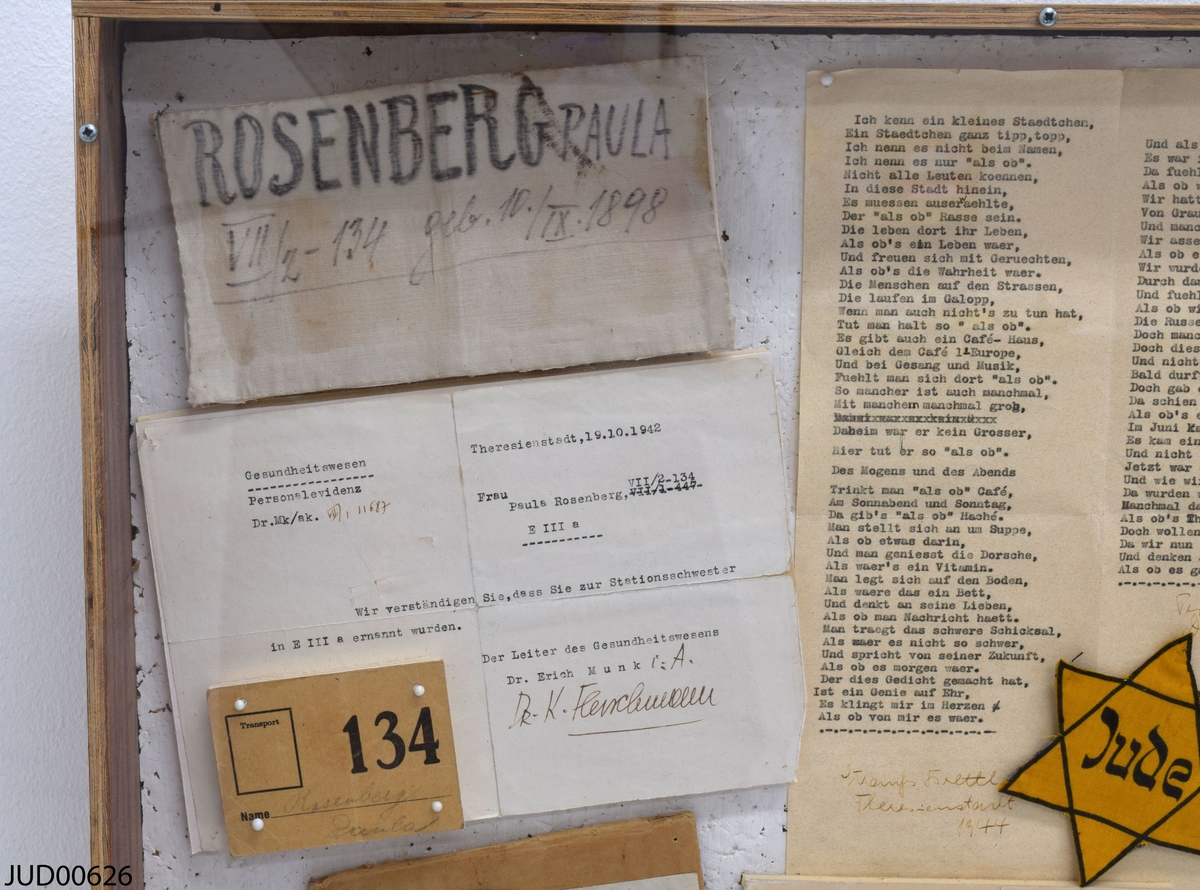 Tråläda med en akrylskiva över, innehållande minnesdokument som tillhört Paula Rosenberg.