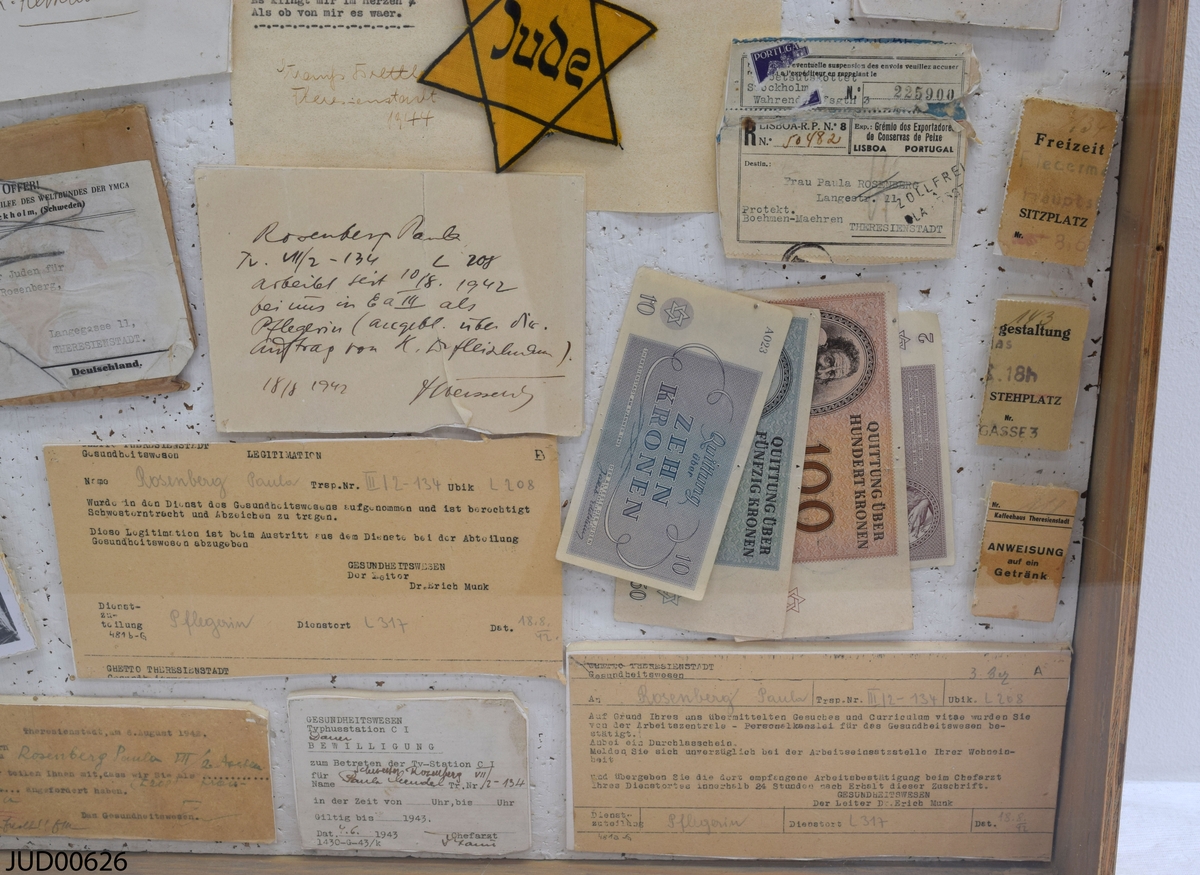 Tråläda med en akrylskiva över, innehållande minnesdokument som tillhört Paula Rosenberg.