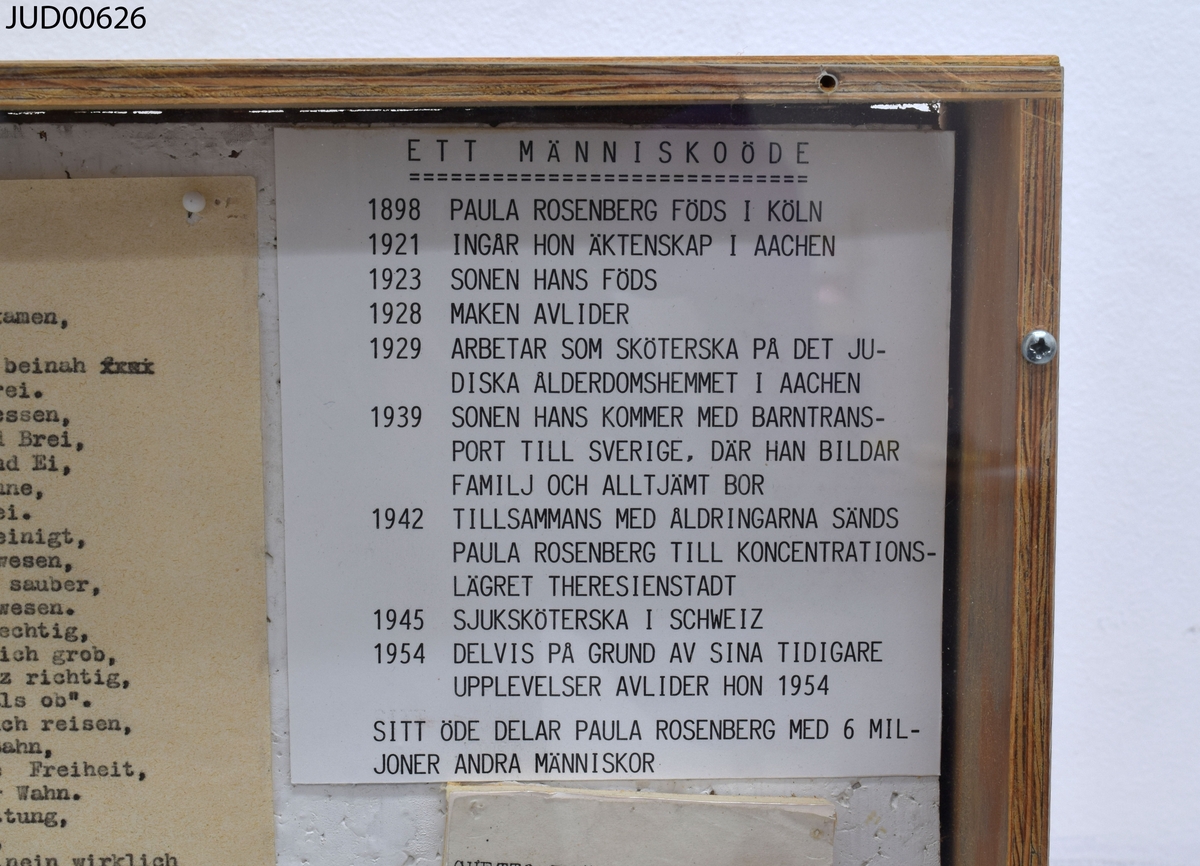 Tråläda med en akrylskiva över, innehållande minnesdokument som tillhört Paula Rosenberg.